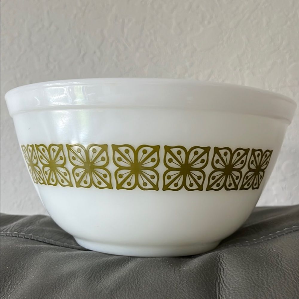 Pyrex Vintage Verde Green & White Bowl with Floral Pattern 1.5 Qt